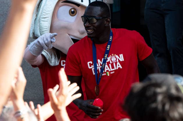 IPA85890032 - Ousmane Diop (Olimpia Milano) during the EA7 Emporio Armani Milano - Championship Victory Celebration, an Italian Basketball Serie A game in Milan, Italy, on June 20, 2026  Copyright: xSaraxAngelica IPAxSportx xx 85890032