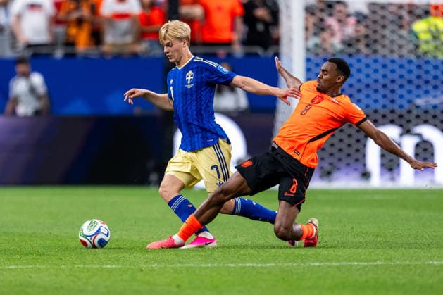 260620 Lucas Bergvall of Sweden and Ryan Gravenberch of Netherlands during the FIFA World Cup, WM, Weltmeisterschaft, Fussball 2026 football match between Netherlands and Sweden on June 20, 2026 in Houston. Photo: Petter Arvidson BILDBYRAN kod PA PA1246 bbeng fotboll football soccer fotball vm fotbolls-vm fotball-vm fotbolls-vm 2026 fifa world cup 2026 sverige sweden sverige a netherlands nederländerna *** June 20, 2026  Copyright: PETTERxARVIDSON BB260620PA214