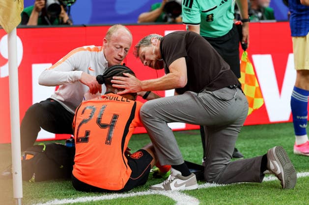 Crysencio Summerville (Netherlands) receives medical treatment during the FIFA World Cup, WM, Weltmeisterschaft, Fussball 2026 Group F match between Netherlands and Sweden at Houston Stadium on June 20, 2026 in Houston, United States. (Photo by Torbjorn Tande DeFodi Images) - *** Crysencio Summerville of the Netherlands receives medical treatment during the 2026 FIFA World Cup Group F match between the Netherlands and Sweden at Houston Stadium on June 20, 2026, in Houston, United States. Photo by Torbjorn Tande, DeFodi Images,detected_source_language