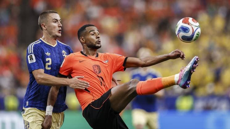 HOUSTON - (lr) Gustaf Lagerbielke of Sweden and Cody Gakpo of the Netherlands during the FIFA 2026 World Cup Group F match between the Netherlands and Sweden at Houston Stadium on June 20, 2026 in Houston, United States. ROBIN VAN LONKHUIJSEN ANP FIFA World Cup, WM, Weltmeisterschaft, Fussball 2026 group stage 2026 xVIxANPxSportx xxANPxIVx 561530881 originalFilename: 561530881.jpg