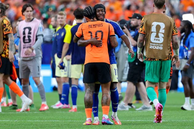 Memphis Depay (Netherlands) und Anthony Elanga (Sweden) hugh each other during the FIFA World Cup, WM, Weltmeisterschaft, Fussball 2026 Group F match between Netherlands and Sweden at Houston Stadium on June 20, 2026 in Houston, United States. (Photo by Torbjorn Tande DeFodi Images) - *** Memphis Depay of the Netherlands and Anthony Elanga of Sweden hug each other during the 2026 FIFA World Cup Group F match between the Netherlands and Sweden at Houston Stadium on June 20, 2026, in Houston, United States. Photo by Torbjorn Tande, DeFodi Images,detected_source_language