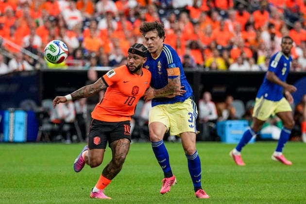 Memphis Depay of the Netherlands and Victor Lindelof of Sweden compete for possession of the ball during the match between the Netherlands and Sweden in the second round of the group stage of the 2026 World Cup, held at Houston Stadium in Houston, United States. Richard Callis Fotoarena (Richard Callis SPP)  Copyright: xRichardxCallisx xSPPx spp-en-RiCa-2965713