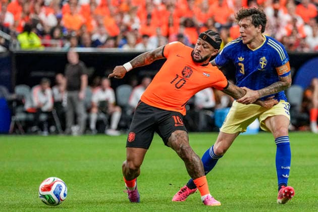Memphis Depay of the Netherlands and Victor Lindelof of Sweden compete for possession of the ball during the match between the Netherlands and Sweden in the second round of the group stage of the 2026 World Cup, held at Houston Stadium in Houston, United States. Richard Callis Fotoarena (Richard Callis SPP)  Copyright: xRichardxCallisx xSPPx spp-en-RiCa-2965715