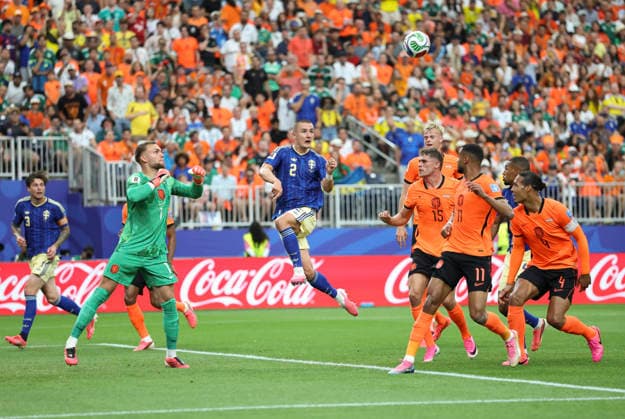 (260621) -- HOUSTON, June 21, 2026 -- Gustaf Lagerbielke (top) of Sweden competes during the group F match between the Netherlands and Sweden at the 2026 FIFA World Cup, WM, Weltmeisterschaft, Fussball at Houston Stadium in Houston, the United States, June 20, 2026. ) (SP)U.S.-HOUSTON-FOOTBALL-FIFA WORLD CUP-GROUP F-NED VS SWE LixMing 