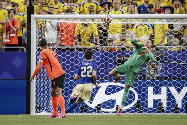 HOUSTON - (lr) Netherlands goalkeeper Bart Verbruggen saves a shot from Besfort Zeneli of Sweden during the 2026 FIFA World Cup, WM, Weltmeisterschaft, Fussball Group F match between the Netherlands and Sweden at Houston Stadium on June 20, 2026, in Houston, United States. ROBIN VAN LONKHUIJSEN ANP FIFA World Cup 2026 group stage 2026 xVIxANPxSportx xxANPxIVx 561532756 originalFilename: 561532756.jpg