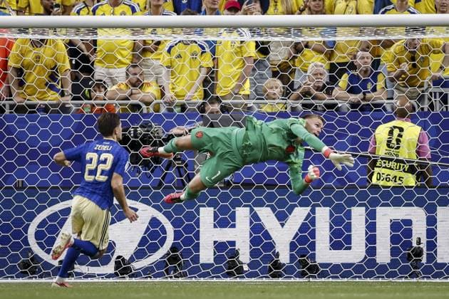 HOUSTON - Netherlands goalkeeper Bart Verbruggen saves a shot from Besfort Zeneli of Sweden during the 2026 FIFA World Cup, WM, Weltmeisterschaft, Fussball Group F match between the Netherlands and Sweden at Houston Stadium on June 20, 2026, in Houston, United States. ROBIN VAN LONKHUIJSEN ANP FIFA World Cup 2026 group stage 2026 xVIxANPxSportx xxANPxIVx 561532783 originalFilename: 561532783.jpg