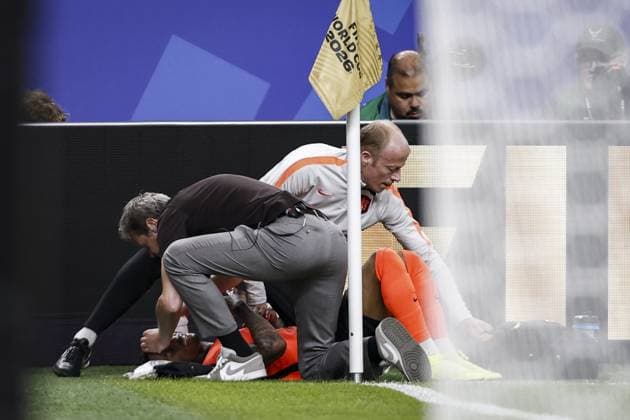 HOUSTON - Crysencio Summerville of the Netherlands lies injured off the pitch receiving medical attention during the FIFA 2026 World Cup Group F match between the Netherlands and Sweden at Houston Stadium on June 20, 2026, in Houston, United States. ROBIN VAN LONKHUIJSEN ANP FIFA World Cup, WM, Weltmeisterschaft, Fussball 2026 group stage 2026 xVIxANPxSportx xxANPxIVx 561533099 originalFilename: 561533099.jpg