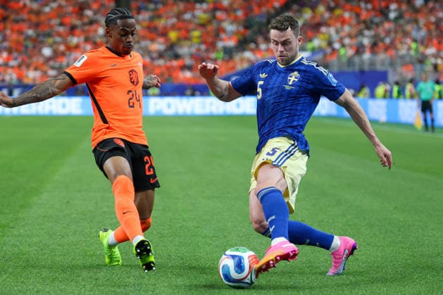 HOUSTON, TX - JUNE 20: Gabriel Gudmundsson 5 of Sweden cuts back with the ball while being defended by Crysencio Summerville 24 of Netherlands during the FIFA World Cup, WM, Weltmeisterschaft, Fussball 2026 Group F match between Netherlands and Sweden on June 20, 2026, at Houston Stadium in Houston, Texas. (Photo by David Buono Icon Sportswire) SOCCER: JUN 20 FIFA World Cup 26 Group F - Netherlands vs Sweden EDITORIAL USE ONLY Icon260620045
