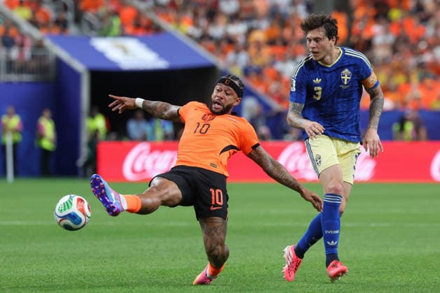 HOUSTON, TX - JUNE 20: Memphis Depay 10 of Netherlands clears a ball intended for Victor Lindelof 3 of Sweden during the FIFA World Cup, WM, Weltmeisterschaft, Fussball 2026 Group F match between Netherlands and Sweden on June 20, 2026, at Houston Stadium in Houston, Texas. (Photo by David Buono Icon Sportswire) SOCCER: JUN 20 FIFA World Cup 26 Group F - Netherlands vs Sweden EDITORIAL USE ONLY Icon260620049