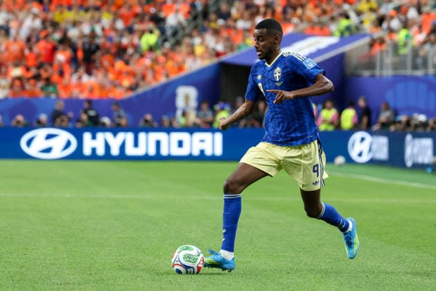 HOUSTON, TX - JUNE 20: Alexander Isak 9 of Sweden controls the ball during the FIFA World Cup, WM, Weltmeisterschaft, Fussball 2026 Group F match between Netherlands and Sweden on June 20, 2026, at Houston Stadium in Houston, Texas. (Photo by David Buono Icon Sportswire) SOCCER: JUN 20 FIFA World Cup 26 Group F - Netherlands vs Sweden EDITORIAL USE ONLY Icon260620053
