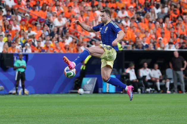 HOUSTON, TX - JUNE 20: Gabriel Gudmundsson 5 of Sweden plays the ball with a first touch during the FIFA World Cup, WM, Weltmeisterschaft, Fussball 2026 Group F match between Netherlands and Sweden on June 20, 2026, at Houston Stadium in Houston, Texas. (Photo by David Buono Icon Sportswire) SOCCER: JUN 20 FIFA World Cup 26 Group F - Netherlands vs Sweden EDITORIAL USE ONLY Icon260620055