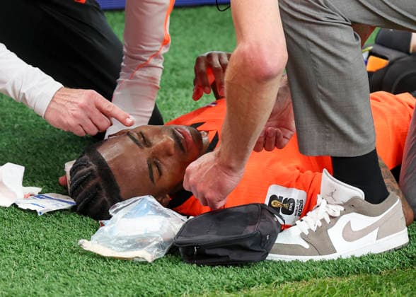 HOUSTON, TX - JUNE 20: Crysencio Summerville 24 of Netherlands receives medical treatment after getting hit in face by Besfort Zeneli 22 of Sweden (not pictured) in the second half during the FIFA World Cup, WM, Weltmeisterschaft, Fussball 2026 Group F match between Netherlands and Sweden on June 20, 2026 at Houston Stadium in Houston, Texas.(Photo by Leslie Plaza Johnson Icon Sportswire) SOCCER: JUN 20 FIFA World Cup 26 Group F - Netherlands vs Sweden EDITORIAL USE ONLY Icon260620013