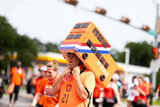 Oranje Fanwalk In Houston Ahead Of World Cup Match Dutch fans wear homemade hats shaped like the Oranjebus during the Oranje Walk ahead of a World Cup match between the Netherlands and Sweden on June 20, 2026. Houston, Texas United States  Copyright: xReginaldxMathalonex originalFilename:mathalone-notitle260620_npgX5.jpg