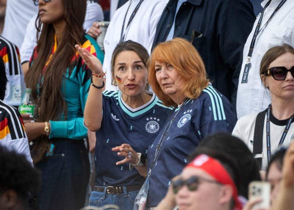 Fußball, Herren, FIFA World Cup, WM, Weltmeisterschaft, Fussball 2026, Spiel in Toronto (Gruppe E, 2. Spieltag), Deutschland - Elfenbeinküste, v. l. Lena Wurzenberger (Frau von Trainer Julian Nagelsmann mit dessen Mutter Burgi Nagelsmann, 20.06. 2026, *** Soccer, Mens, 2026 FIFA World Cup, Group E match in Toronto, Matchday 2, Germany vs. Ivory Coast; from left Copyright: xMatthiasxKochx
