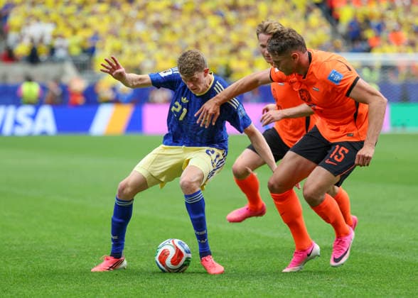 HOUSTON, TX - JUNE 20: Alexander Bernhardsson 21 of Sweden keeps the ball away from Micky van de Ven 15 of Netherlands in the first half during the FIFA World Cup, WM, Weltmeisterschaft, Fussball 2026 Group F match between Netherlands and Sweden on June 20, 2026 at Houston Stadium in Houston, Texas.(Photo by Leslie Plaza Johnson Icon Sportswire) SOCCER: JUN 20 FIFA World Cup 26 Group F - Netherlands vs Sweden EDITORIAL USE ONLY Icon260620020
