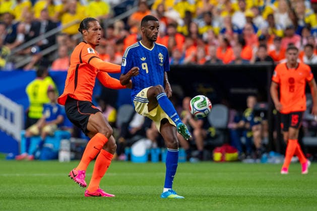 June 20, 2026: Sweden forward Alexander Isak (9) controls the ball during a FIFA World Cup, WM, Weltmeisterschaft, Fussball Group F match between Netherlands and Sweden in Houston, TX. .. CSM FIFA World Cup 2026: Netherlands Vs Sweden JUN 20  - ZUMAc04_ 20260620_faf_c04_041 Copyright: xTraskxSmithx