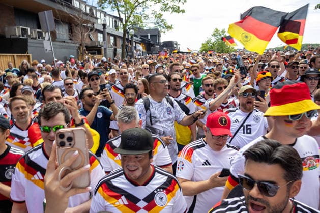 German fans before the game. TORONTO, OT - 20.06.2026: GERMAN FANS BEFORE THE GAME. - German fans participate in a march through the streets of Toronto, Ontario, Canada, on June 20, 2026, ahead of the match between Germany and Ivory Coast in the group stage of the 2026 FIFA World Cup, WM, Weltmeisterschaft, Fussball (Photo: R Vasconcelos Fotoarena) x2965773x  RxVasconcelos