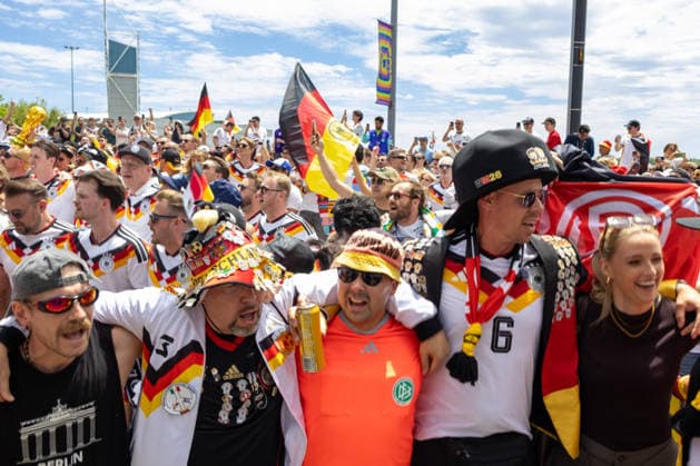 German fans before the game. TORONTO, OT - 20.06.2026: GERMAN FANS BEFORE THE GAME. - German fans participate in a march through the streets of Toronto, Ontario, Canada, on June 20, 2026, ahead of the match between Germany and Ivory Coast in the group stage of the 2026 FIFA World Cup, WM, Weltmeisterschaft, Fussball (Photo: R Vasconcelos Fotoarena) x2965781x  RxVasconcelos