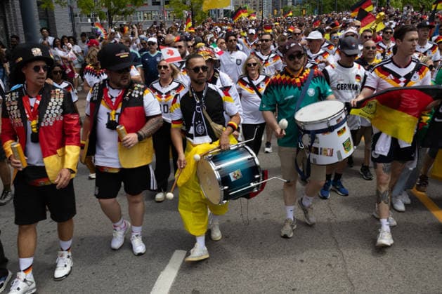 German fans before the game. TORONTO, OT - 20.06.2026: GERMAN FANS BEFORE THE GAME. - German fans participate in a march through the streets of Toronto, Ontario, Canada, on June 20, 2026, ahead of the match between Germany and Ivory Coast in the group stage of the 2026 FIFA World Cup, WM, Weltmeisterschaft, Fussball (Photo: R Vasconcelos Fotoarena) x2965785x  RxVasconcelos