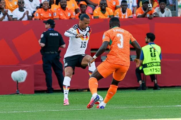 im Zweikampf, Aktion, mit Leroy Sane 19 (Deutschland), Ghislain Konan 3 (Elfenbeinkueste), Deutschland vs. Elfenbeinkueste, Fussball, FIFA, Weltmeisterschaft 2026, Gruppenphase, 20.06.2026 Toronto Ontario Kanada *** One-on-one, action, featuring Leroy Sané 19 (Germany) and Ghislain Konan 3 (Ivory Coast), Germany vs. Ivory Coast, soccer, FIFA, 2026 World Cup, group stage, June 20, 2026, Toronto, Ontario, Canada,detected_source_language Copyright: xkolbert-press ChristianxKolbertx