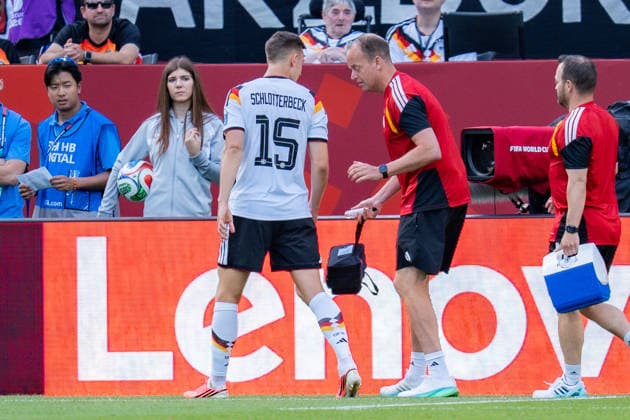 FIFA Fussball Weltmeisterschaft 2026, Gruppe E, Spiel 2, Deutschland vs Elfenbeinküste, 20.06.2026 im Toronto Stadium, Toronto Nico Schlotterbeck (Deutschland) Verletzung Behandlung verletzt *** 2026 FIFA World Cup, Group E, Match 2, Germany vs. Ivory Coast, June 20, 2026, at Toronto Stadium, Toronto; Nico Schlotterbeck (Germany) – injury, treatment, injured,detected_source_language Copyright: xBahhoxKarax