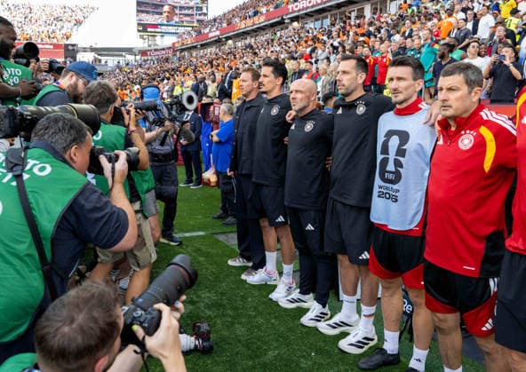 Fußball, Herren, FIFA World Cup, WM, Weltmeisterschaft, Fussball 2026, Spiel in Toronto (Gruppe E, 2. Spieltag), Deutschland - Elfenbeinküste, v. l. Trainer Julian Nagelsmann (Deutschland), Co-Trainer Benjamin Hübner, Co-Trainer Alfred Schreuder, Co-Trainer Mads Buttgereit, Athletiktrainer Nicklas Dietrich, Torwarttrainer Andreas Kronenberg, 20.06. 2026, *** Soccer, Mens, 2026 FIFA World Cup, Group E match in Toronto, Matchday 2, Germany vs. Ivory Coast, from left Copyright: xMatthiasxKochx