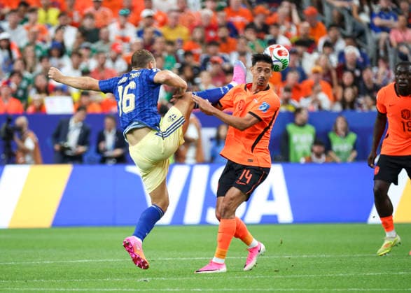 HOUSTON, TX - JUNE 20: Jesper Karlstrom 16 of Sweden kicks the ball high past Tijjani Reijnders 14 of Netherlands in the first half during the FIFA World Cup, WM, Weltmeisterschaft, Fussball 2026 Group F match between Netherlands and Sweden on June 20, 2026 at Houston Stadium in Houston, Texas.(Photo by Leslie Plaza Johnson Icon Sportswire) SOCCER: JUN 20 FIFA World Cup 26 Group F - Netherlands vs Sweden EDITORIAL USE ONLY Icon260620035
