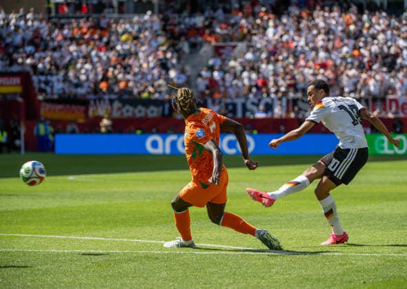 Fußball, Herren, FIFA World Cup, WM, Weltmeisterschaft, Fussball 2026, Spiel in Toronto (Gruppe E, 2. Spieltag), Deutschland - Elfenbeinküste, v. l. Odilon Kossounou (Elfenbeinküste), Jamal Musiala (Deutschland), 20.06. 2026, *** Soccer, Mens, 2026 FIFA World Cup, Group E match in Toronto, Matchday 2, Germany vs. Ivory Coast, from left Copyright: xMatthiasxKochx