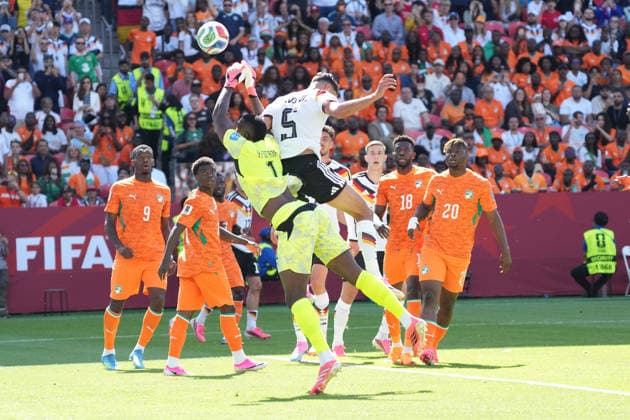 Aleksandar Pavlovic (Deutschland Germany) stößt mit Torwart Goalie Yahia Fofana (Elfenbeinküste, Ivory Coast, Cote d Ivoire, 1) zusammen, doch das Tor zählt nicht - Toronto 20.06.2026: Deutschland vs. Elfenbeinküste, Toronto Stadium, World Cup 26 Gruppe E 2. Spieltag *** Aleksandar Pavlovic (Germany) scores against Ivory Coast, with goalkeeper Yahia Fofana, Ivory Coast, Côte dIvoire, 1, but the goal doesnt count. Toronto, June 20, 2026