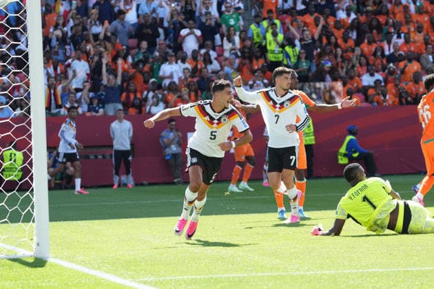 Aleksandar Pavlovic (Deutschland Germany) stößt mit Torwart Goalie Yahia Fofana (Elfenbeinküste, Ivory Coast, Cote d Ivoire, 1) zusammen und juibelt, doch das Tor zählt nicht - Toronto 20.06.2026: Deutschland vs. Elfenbeinküste, Toronto Stadium, World Cup 26 Gruppe E 2. Spieltag *** Aleksandar Pavlovic of Germany takes on Ivory Coast goalkeeper Yahia Fofana, Ivory Coast, Côte d’Ivoire, 1, and celebrates, but the goal doesn’t count. Toronto, June 20, 2026