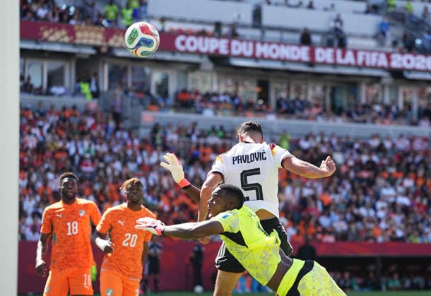 Aleksandar Pavlovic (Germany) and Yahia Fofana (Ivory Coast) battle for the ball during Germany v Cote D Ivoire, Group E FIFA World Cup, WM, Weltmeisterschaft, Fussball 2026, Toronto Stadium, Toronto, Canada on June 20, 2026. Thor Wegner DeFodi Images. (Photo by DeFodi Images) - *** Aleksandar Pavlovic of Germany and Yahia Fofana of Ivory Coast battle for the ball during the Germany vs. Ivory Coast match in Group E of the 2026 FIFA World Cup at Toronto Stadium in Toronto, Canada, on June 20, 2026. Photo by DeFodi Images (Thor Wegner),detected_source_language