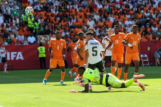 im Zweikampf, Aktion, mit Yahia Fofana 1 (Elfenbeinkueste), Aleksandar Pavlovic 5 (Deutschland), Tor zaehlt nicht, Deutschland vs. Elfenbeinkueste, Fussball, FIFA, Weltmeisterschaft 2026, Gruppenphase, 20.06.2026 Toronto Ontario Kanada *** One-on-one, action, featuring Yahia Fofana 1 (Ivory Coast) and Aleksandar Pavlovic 5 (Germany), goal disallowed, Germany vs. Ivory Coast, soccer, FIFA, 2026 World Cup, group stage, June 20, 2026, Toronto, Ontario, Canada,detected_source_language Copyright: xkolbert-press ChristianxKolbertx