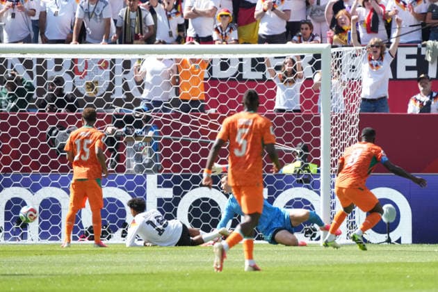 Franck Kessie (Elfenbeinküste, Ivory Coast, Cote d Ivoire, 8) erzielt das Tor zum 0:1 gegen Torwart Manuel Neuer (Deutschland Germany) - Toronto 20.06.2026: Deutschland vs. Elfenbeinküste, Toronto Stadium, World Cup 26 Gruppe E 2. Spieltag *** Franck Kessie, Ivory Coast, Cote dIvoire, scores the 0-1 goal against goalkeeper Manuel Neuer, Germany, in Toronto on June 20, 2026. Germany vs. Ivory Coast, Toronto Stadium, World Cup 2026, Group E, Matchday 2,detected_source_language