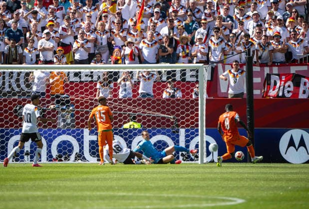 Fußball, Herren, FIFA World Cup, WM, Weltmeisterschaft, Fussball 2026, Spiel in Toronto (Gruppe E, 2. Spieltag), Deutschland - Elfenbeinküste, Franck Kessie (Elfenbeinküste) erzielt das Tor zum 0:1 gegen Nathaniel Brown (Deutschland) und Torhüter Manuel Neuer (Deutschland), 20.06. 2026, *** Soccer, Mens, 2026 FIFA World Cup, Group E match in Toronto, Matchday 2, Germany vs. Ivory Coast; Franck Kessie of Ivory Coast scores the goal to make it 0–1 against Nathaniel Brown of Germany and goalkeeper Manuel Neuer of Germany, June 20, 2026,,detected_source_language Copyright: xMatthiasxKochx