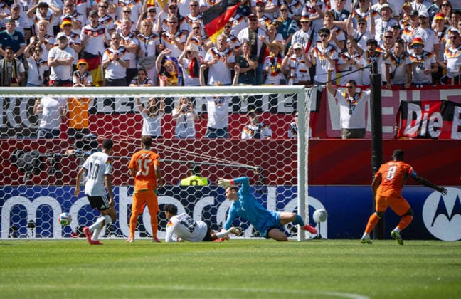 Fußball, Herren, FIFA World Cup, WM, Weltmeisterschaft, Fussball 2026, Spiel in Toronto (Gruppe E, 2. Spieltag), Deutschland - Elfenbeinküste, Franck Kessie (Elfenbeinküste) erzielt das Tor zum 0:1 gegen Nathaniel Brown (Deutschland) und Torhüter Manuel Neuer (Deutschland), 20.06. 2026, *** Soccer, Mens, 2026 FIFA World Cup, Group E match in Toronto, Matchday 2, Germany vs. Ivory Coast; Franck Kessie of Ivory Coast scores the goal to make it 0–1 against Nathaniel Brown of Germany and goalkeeper Manuel Neuer of Germany, June 20, 2026,,detected_source_language Copyright: xMatthiasxKochx