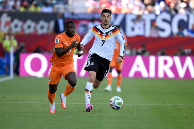 Fussball FIFA WM 2026 Vorrunde Gruppe E in Toronto Deutschland - Elfenbeinkueste 20.06.2026 Ghislain Konan (li, Elfenbeinkueste) gegen Kai Havertz (re, Deutschland) *** Soccer