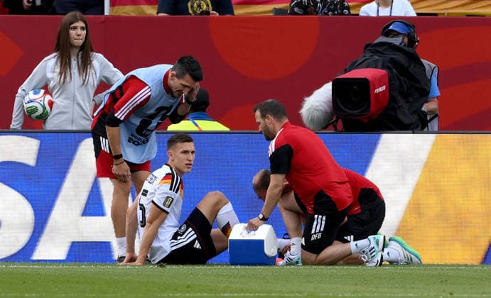 Fussball FIFA WM 2026 Vorrunde Gruppe E in Toronto Deutschland - Elfenbeinkueste 20.06.2026 Nico Schlotterbeck (Deutschland) verletzt am Boden, wird behandelt *** Soccer