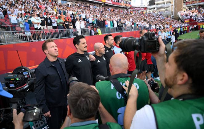 Fussball FIFA WM 2026 Vorrunde Gruppe E in Toronto Deutschland - Elfenbeinkueste 20.06.2026 Bundestrainer Julian Nagelsmann (Deutschland) wird von Fotografen umzingelt, umringt *** Soccer