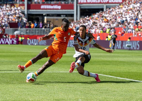 Fußball, Herren, FIFA World Cup, WM, Weltmeisterschaft, Fussball 2026, Spiel in Toronto (Gruppe E, 2. Spieltag), Deutschland - Elfenbeinküste, v. l. Wilfried Singo (Elfenbeinküste), Jamal Musiala (Deutschland), 20.06. 2026, *** Soccer, Mens, 2026 FIFA World Cup, Group E match in Toronto, Matchday 2, Germany vs. Ivory Coast, from left Copyright: xMatthiasxKochx