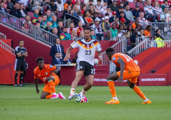 Fußball, Herren, FIFA World Cup, WM, Weltmeisterschaft, Fussball 2026, Spiel in Toronto (Gruppe E, 2. Spieltag), Deutschland - Elfenbeinküste, v. l. Christ Inao Oulai (Elfenbeinküste), Felix Nmecha (Deutschland), Ibrahim Sangare (Elfenbeinküste), 20.06. 2026, *** Soccer, Mens, 2026 FIFA World Cup, Group E match in Toronto, Matchday 2, Germany vs. Ivory Coast, from left Copyright: xMatthiasxKochx