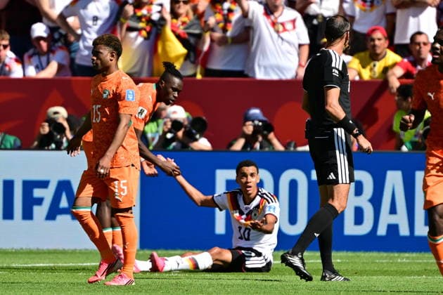 FIFA World Cup, WM, Weltmeisterschaft, Fussball 2026 - Group E - Germany vs Ivory Coast Jamal Musiala of Germany (C) gestures to referee Juan Gabriel Benitez as he sits on the ground during the FIFA World Cup 2026 group stage match Germany against Ivory Coast, in Toronto, Canada, 20 June 2026. TORONTO United States  Copyright: xEDUARDOxLIMAx
