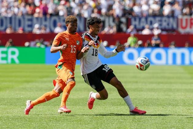 im Zweikampf, Aktion, mit Amad Diallo 15 (Elfenbeinkueste), Nathaniel Brown 18 (Deutschland), Deutschland vs. Elfenbeinkueste, Fussball, FIFA, Weltmeisterschaft 2026, Gruppenphase, 20.06.2026 Toronto Ontario Kanada *** One-on-one, action, featuring Amad Diallo (15, Ivory Coast) and Nathaniel Brown (18, Germany), Germany vs. Ivory Coast, soccer, FIFA, 2026 World Cup, group stage, June 20, 2026, Toronto, Ontario, Canada,detected_source_language Copyright: xkolbert-press ChristianxKolbertx