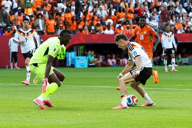 im Zweikampf, Aktion, mit Yahia Fofana 1 (Elfenbeinkueste), Florian Wirtz 17 (Deutschland), Deutschland vs. Elfenbeinkueste, Fussball, FIFA, Weltmeisterschaft 2026, Gruppenphase, 20.06.2026 Toronto Ontario Kanada *** One-on-one, Action, featuring Yahia Fofana 1 (Ivory Coast) and Florian Wirtz 17 (Germany), Germany vs. Ivory Coast, Soccer, FIFA, 2026 World Cup, Group Stage, June 20, 2026, Toronto, Ontario, Canada,detected_source_language Copyright: xkolbert-press ChristianxKolbertx