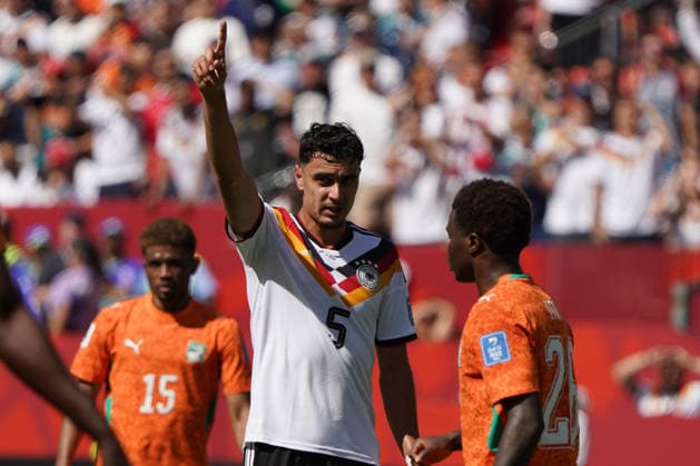 Fussball , Weltmeisterschaft 2026, FIFA WM 2026, Fussball World Cup , Canada USA, Mexico-2026, , Deutschland vs ElfenbeinKüste Germany vs Ivory Coast, Gruppenphase, Gruppen E , 20 .06.2026, Toronto Stadium Kanada, Aleksandar Pavlovic, Deutschland Aktion Einzelbild, Foto Chai von der Laage FIFA regulations prohibit any use of photographs as image sequences and or quasi-video. EDITORIAL USE ONLY, *** Soccer, 2026 World Cup, FIFA World Cup 2026, Soccer World Cup, Canada, USA, Mexico 2026, Germany vs. Ivory Coast, Group Stage, Group E, June 20, 2026, Toronto Stadium, Canada, Aleksandar Pavlovic, Germany in action (still image), Photo by Chai von der Laage. FIFA regulations prohibit any use of photographs as image sequences and or quasi-video. EDITORIAL USE ONLY,,detected_source_language