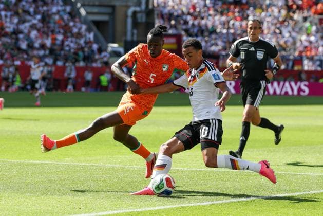 im Zweikampf, Aktion, mit Wilfried Singo 5 (Elfenbeinkueste), Jamal Musiala 10 (Deutschland), Deutschland vs. Elfenbeinkueste, Fussball, FIFA, Weltmeisterschaft 2026, Gruppenphase, 20.06.2026 Toronto Ontario Kanada *** One-on-one, Action, featuring Wilfried Singo 5 Ivory Coast, Jamal Musiala 10 Germany, Germany vs. Ivory Coast, Soccer, FIFA, 2026 World Cup, Group Stage, June 20, 2026, Toronto, Ontario, Canada,detected_source_language Copyright: xkolbert-press ChristianxKolbertx