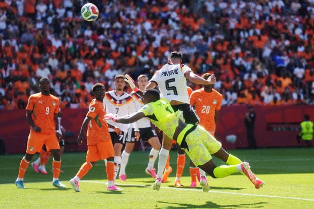 June 20, 2026, Toronto, On, CANADA: Germany s Aleksandar Pavlovic (5) heads the ball after colliding with Ivory Coast goalkeeper Yahia Fofana (1) during the first half of a World Cup Group E soccer match, in Toronto, on Saturday, June 20, 2026. Canada News - June 20, 2026  - ZUMAc35_ 20260620_zaf_c35_072 Copyright: xNathanxDenettex