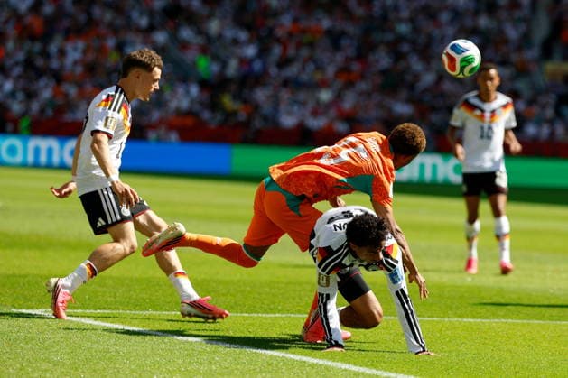 TORONTO STADIUM TORONTO ONTARIO KANADA 20.06.2026 FIFA MISTRZOSTWA SWIATA 2026 W PILKA NOZNA W KANADA MECZ GRUPA E GERMANY I COTE DIVOIRE FIFA World Cup, WM, Weltmeisterschaft, Fussball 2026 Group E match between Germany and CÃ te d Ivoire at Toronto Stadium in Toronto Canada on June 20, 2026 in Toronto, Ontario, Canada. N Z CÃ te d Ivoire midfielder Amad Diallo (15) Germany defender Nathaniel Brown (18) FOT. KAMIL KRZACZYNSKI NEWSPIX.PL --- newspix.pl POLAND OUT!  KSK
