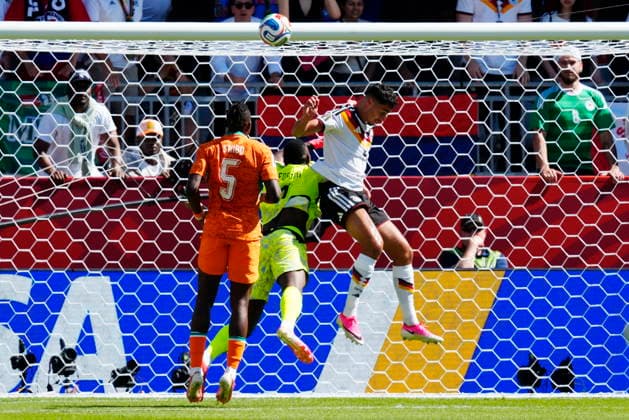 June 20, 2026, Toronto, On, CANADA: Germany s Aleksandar Pavlovic (right) collides with Ivory Coast goalkeeper Yahia Fofana (1) as Wilfried Singo (5) looks on during the first half of a World Cup Group E soccer match, in Toronto, on Saturday, June 20, 2026. Canada News - June 20, 2026  - ZUMAc35_ 20260620_zaf_c35_074 Copyright: xFrankxGunnx