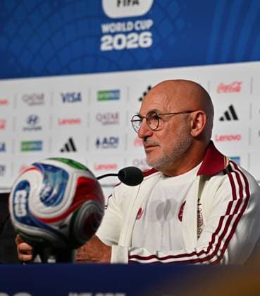 Luis de la Fuente Holds Pre-Match press conference, PK, Pressekonferenz in Atlanta ATLANTA, GEORGIA, USA JUNE 20, 2026: Spain national team, Nationalteam head coach Luis de la Fuente attends a press conference at Mercedes-Benz Stadium in Atlanta, Georgia, ahead of Spain s FIFA World Cup, WM, Weltmeisterschaft, Fussball 2026 Group H match against Saudi Arabia. ATLANTA United States of America Copyright: x xwalidxibrahimx xJNAxPressx