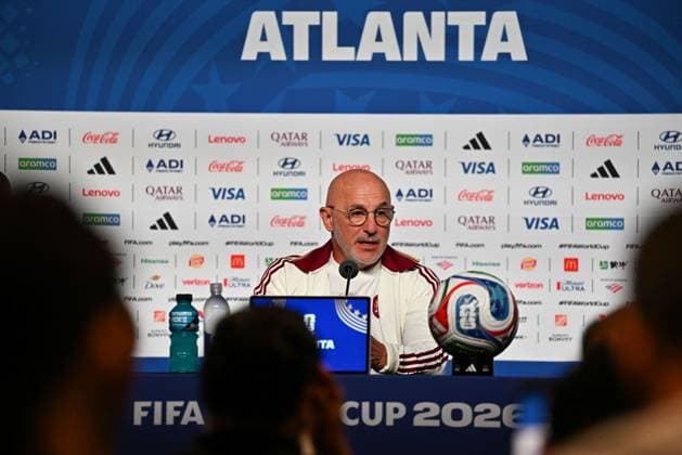 Luis de la Fuente Holds Pre-Match press conference, PK, Pressekonferenz in Atlanta ATLANTA, GEORGIA, USA JUNE 20, 2026: Spain national team, Nationalteam head coach Luis de la Fuente attends a press conference at Mercedes-Benz Stadium in Atlanta, Georgia, ahead of Spain s FIFA World Cup, WM, Weltmeisterschaft, Fussball 2026 Group H match against Saudi Arabia. ATLANTA United States of America Copyright: x xwalidxibrahimx xJNAxPressx